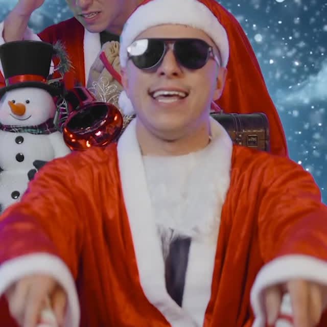 ‘tis the season, santtiiiclaus is in the city🎅🏼🎄
•
#thecyphpodcast #scarlottatwins #italianchristmas #comedy